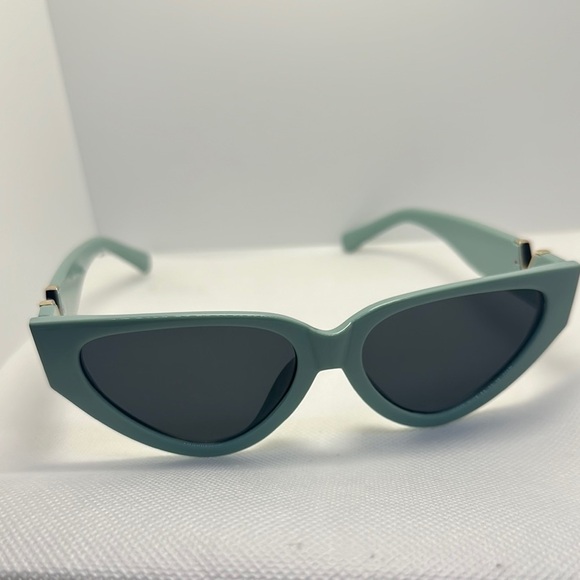Chic Mint Green Cat Eye Sunglasses with Gold V Detail - Trendy 400 UV protection main image 4
